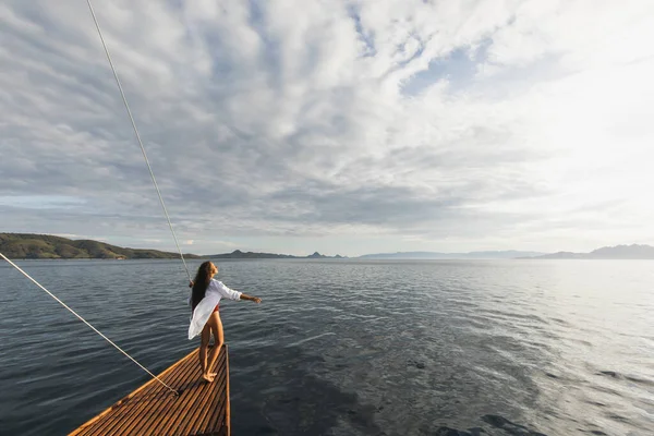 Woman White Shirt Enjoying Private Tour Luxury Wooden Yacht Amazing — Stock Photo, Image