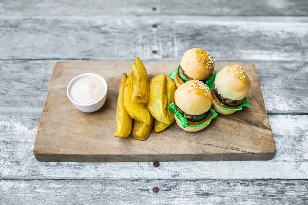 Tres Mini Hamburguesas Con Empanada Ternera Papas Fritas Mayonesa Sobre Imagen De Stock