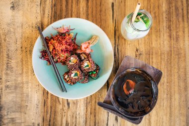 Sebze salatası, tofu, tempeh, yosun çorbası ve limonata ile vejetaryen kırmızı pirinç suşisi seti. Vejetaryen yaşam tarzı ve sağlıklı yiyecekler. Çiğ yemek..