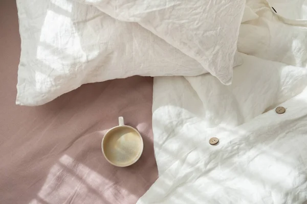 Чашка Свіжої Кави Ліжку Ранковий Настрій Постільна Білизна Бавовняного Текстилю — стокове фото