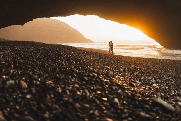 Schönes Paar Das Sich Unter Einem Großen Bogen Strand Von — Stockfoto