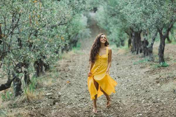 Jovem Mulher Sorridente Feliz Andando Jardim Oliveira Vestido Verão Linho — Fotografia de Stock