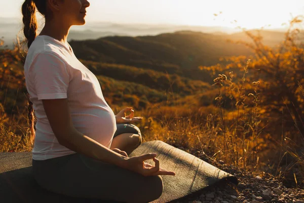 Nilüfer Pozisyonunda Hamile Bir Kadın Dışarıda Yoga Yapıyor Günbatımında Muhteşem — Stok fotoğraf