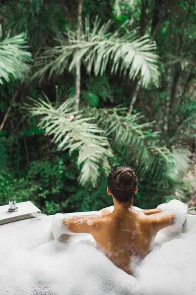 Woman Relaxing Bath Tub Full Foam Outdoors Jungle View View — Stock Photo, Image