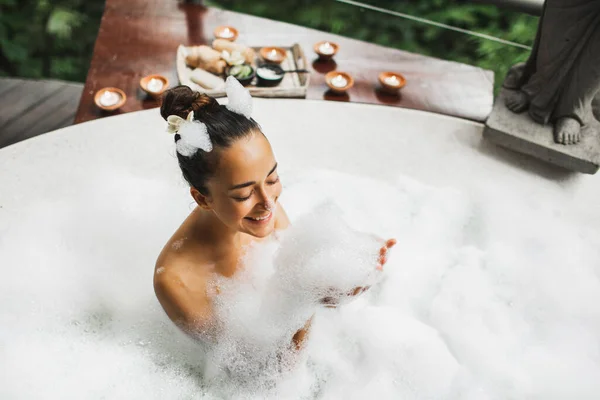 Mujer Feliz Jugando Con Espuma Baño Grande Con Burbujas Relajación —  Fotos de Stock