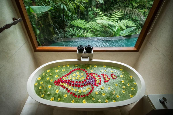 Banheira Pedra Luxo Com Flores Tropicais Para Tratamento Spa Beleza — Fotografia de Stock
