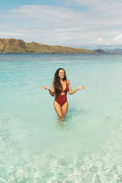 Giovane Sottile Bella Donna Divertendosi Spruzzando Acqua Sulla Spiaggia Con — Foto Stock