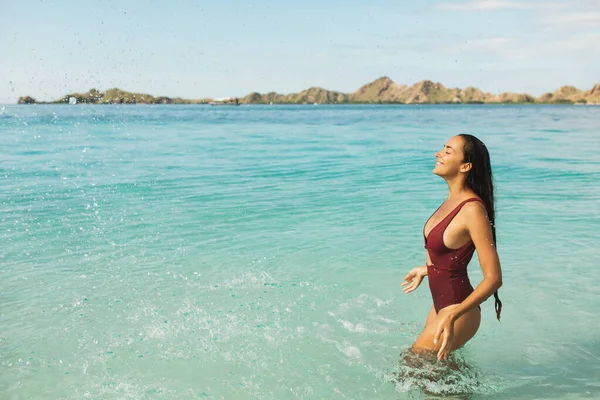 Giovane Sottile Bella Donna Divertendosi Spruzzando Acqua Sulla Spiaggia Con — Foto Stock