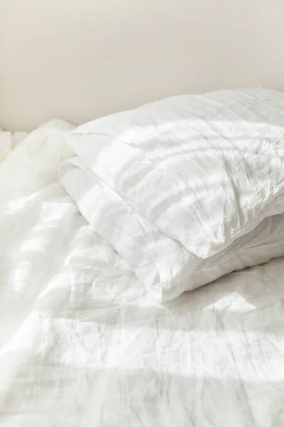 White Linen Textile Bedclothes Pile Pillows Cozy Bedroom Interior Beautiful — Stock Photo, Image