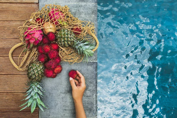 Taze Tropikal Meyve Ananası Rambutan Ejderha Meyvesi Havuz Kenarında Tekrar — Stok fotoğraf