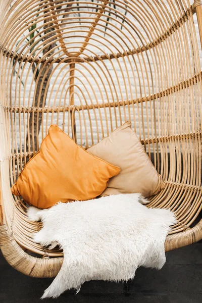 Rieten Rotan Hangstoel Loft Cafe Milieuvriendelijke Meubelstijl Concept Oranje Kussens — Stockfoto