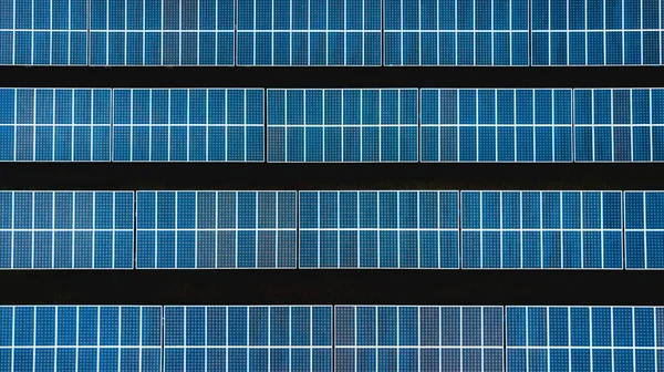 Vista Aérea Drone Fundo Campo Painel Solar Fotovoltaica Fonte Eletricidade — Fotografia de Stock