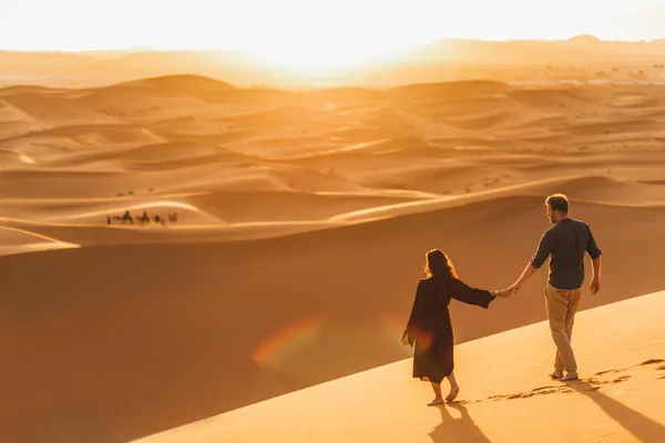 Pár Sétál Szahara Sivatagban Naplementekor Kilátás Hátulról Természet Háttere Utazás — Stock Fotó