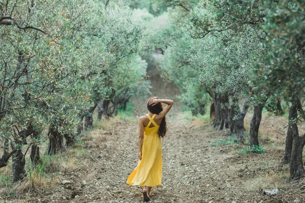 Donna Che Cammina Nel Giardino Degli Ulivi Abito Estivo Lino — Foto Stock