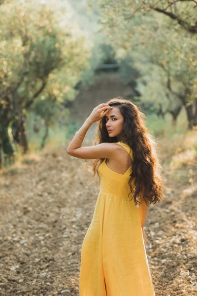 Mulher Vestido Linho Verão Amarelo Jardim Oliveira Retrato Bela Menina — Fotografia de Stock