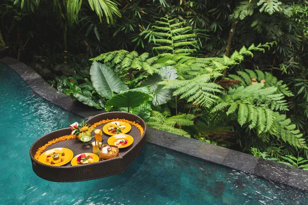 Pequeno Almoço Flutuante Piscina Selva Resort Tropical Bandeja Vime Preta — Fotografia de Stock