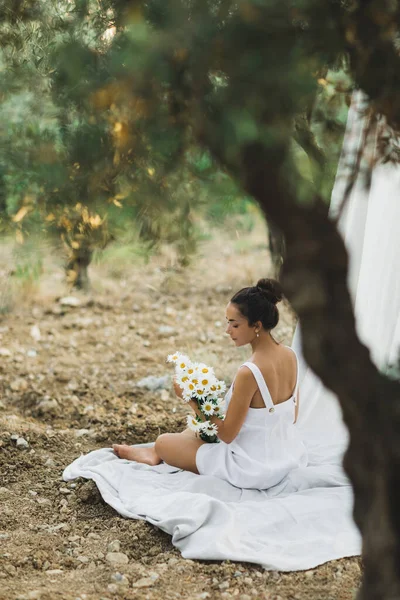 Retrato Mujer Morena Joven Vestido Lino Verano Blanco Sobre Fondo —  Fotos de Stock