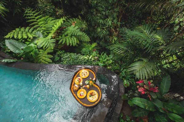 Schwimmendes Frühstück Dschungel Schwimmbad Tropisches Resort Schwarzes Rattantablett Herzform Valentinstag — Stockfoto