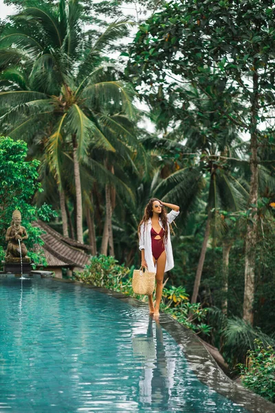 Mulher Óculos Sol Fato Banho Vermelho Camisa Branca Relaxando Andando — Fotografia de Stock