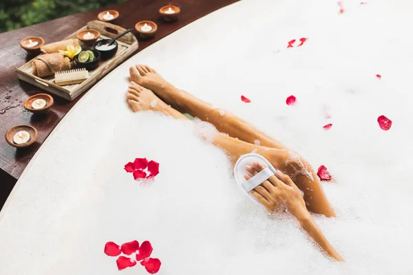 Woman Washing Legs Bath Tub Foam Bubbles Use Natural Loofah — Stock Photo, Image