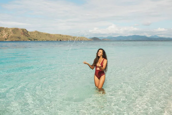 Νεαρή Λεπτή Όμορφη Γυναίκα Διασκεδάζει Και Πιτσιλίζει Νερό Στην Παραλία — Φωτογραφία Αρχείου