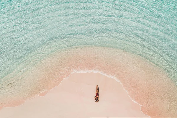 Mujer Traje Baño Rojo Acostada Famosa Playa Rosa Parque Nacional — Foto de Stock