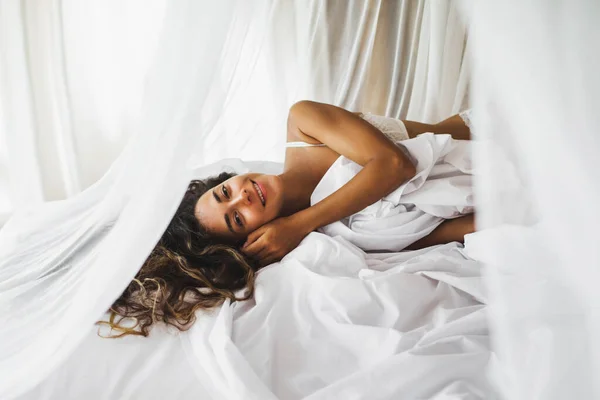 Beautiful Tanned Young Woman Awakening White Bed Happy Wake Start — Stock Photo, Image