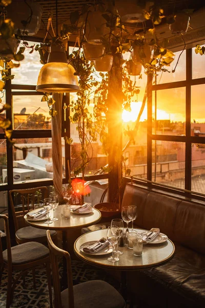 Mesa Restaurante Servido Para Jantar Romântico Terraço Último Piso Luz — Fotografia de Stock