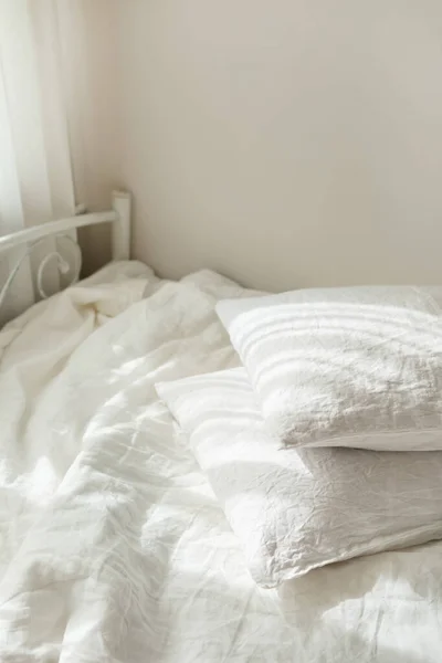 Bettwäsche Aus Weißem Leinen Haufen Kissen Gemütliches Schlafzimmerinterieur Und Schönes — Stockfoto