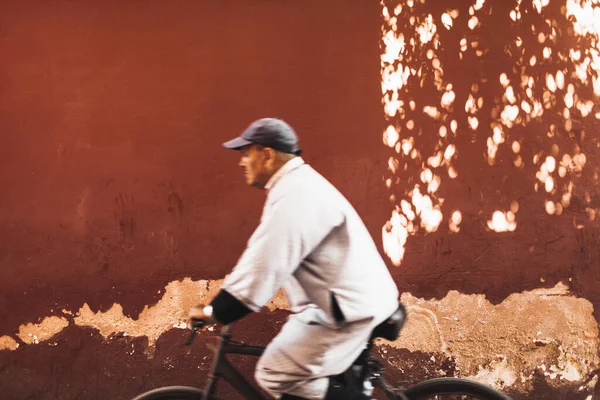Марракеш Морокко Сентября 2019 Размытый Местный Житель Катающийся Велосипеде Улице — стоковое фото