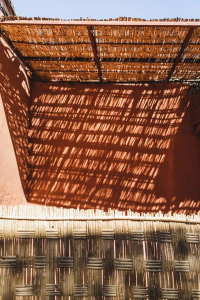 Fondo Luz Sombra Pared Terracota Roja Marruecos Textura Geométrica Abstracta — Foto de Stock