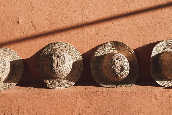 Rieten Strohoeden Achtergrond Van Terracotta Kleur Muur Marokko Zonlicht Schaduwen — Stockfoto