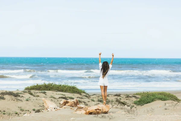 Une Femme Heureuse Voir Océan Inspiration Liberté Concept Vacances Tropicales — Photo