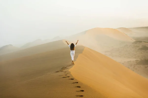 Γυναίκα Που Περπατάει Στην Κορυφή Ενός Τεράστιου Αμμόλοφου Στην Έρημο — Φωτογραφία Αρχείου