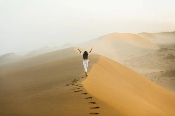 Mulher Andando Cima Uma Enorme Duna Areia Deserto Saara Marrocos — Fotografia de Stock