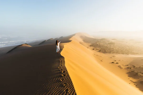 Frau Genießt Sonnenaufgang Auf Einer Riesigen Sanddüne Schön Warmes Sonnenlicht — Stockfoto