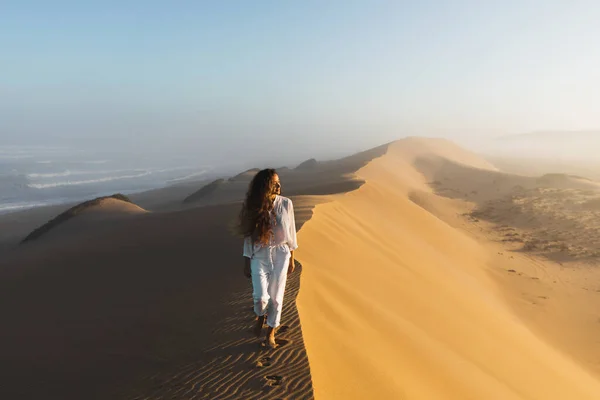 Woman White Clothes Walking Top Huge Sand Dune Ocean Coast — Stock Photo, Image