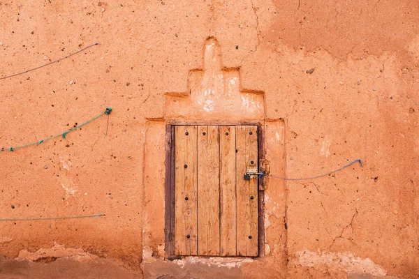 Gesloten Houten Raam Traditioneel Marokkaans Huis Met Muur Terracotta Rode — Stockfoto