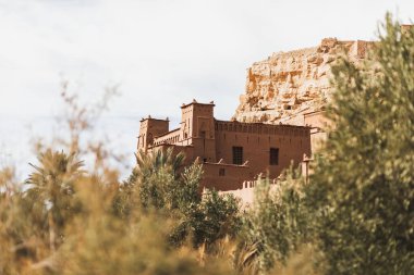 Ouarzazate, Fas 'taki Ait Ben Haddou Çarı' nda Kasbah. Ünlü turistik mekan ve eski geleneksel Arap mimarisi. Kale kulesi ve duvar.