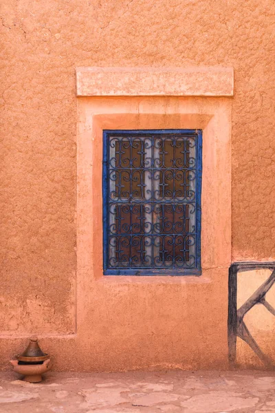 Blauw Gesloten Raam Traditioneel Marokkaans Huis Met Muur Terracotta Rode — Stockfoto