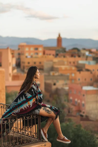 Frau Sitzt Auf Dachterrasse Mit Luftaufnahme Der Alten Arabischen Stadt — Stockfoto