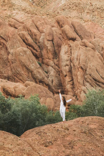 モロッコのトドラ峡谷景観を背景に歩く白人女性 風化によって形成された赤い色の山 アフリカ旅行 自然との調和 — ストック写真