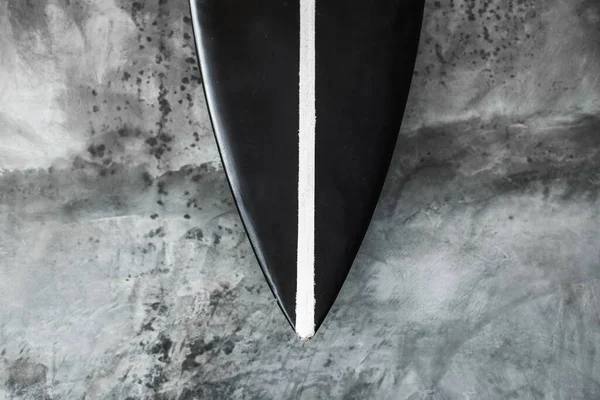 Gri Beton Arka Planda Siyah Beyaz Sörf Tahtası Minimalist Tarzda — Stok fotoğraf