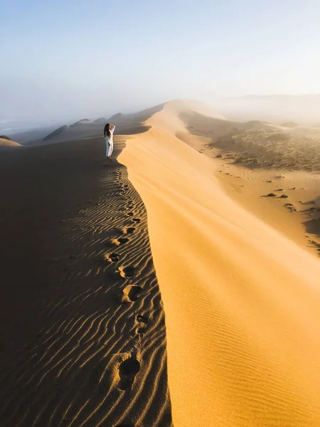 Mulher Desfrutando Nascer Sol Topo Uma Enorme Duna Areia Bela — Fotografia de Stock