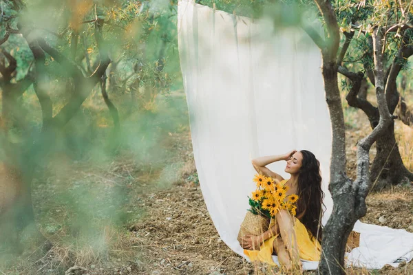 Portrait Young Brunette Woman Background White Hanging Textile Cloth Garden — Stock Photo, Image