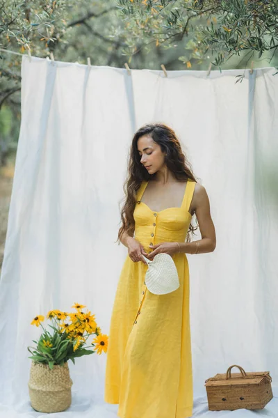 Ritratto Giovane Donna Bruna Sfondo Stoffa Bianca Appesa Giardino Ventilatore — Foto Stock