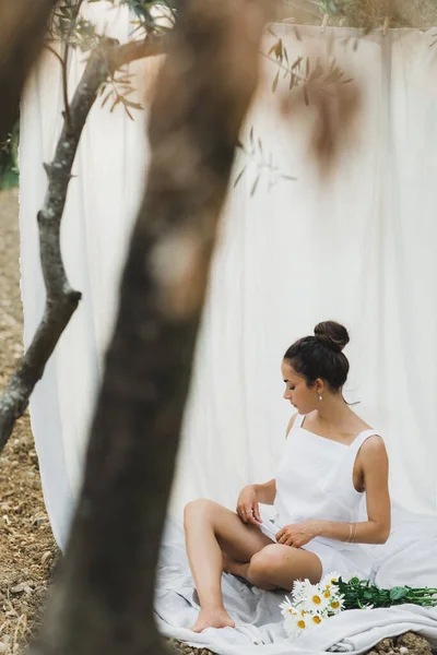 Retrato Mujer Morena Joven Vestido Lino Verano Blanco Sobre Fondo — Foto de Stock