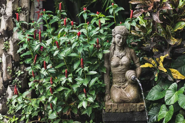 Weibliche Aus Stein Geschnitzte Statuette Als Brunnen Traditionellen Balinesischen Garten — Stockfoto