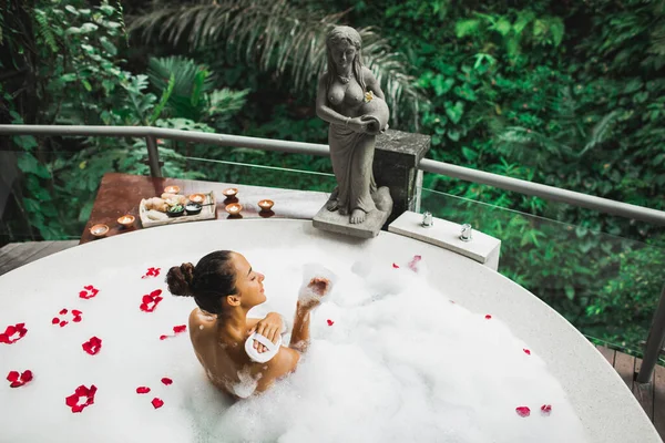 Happy Woman Playing Foam Big Bath Tub Bubbles Rose Flowers — Stock Photo, Image