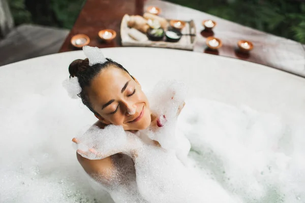 Mujer Feliz Jugando Con Espuma Baño Grande Con Burbujas Relajación —  Fotos de Stock